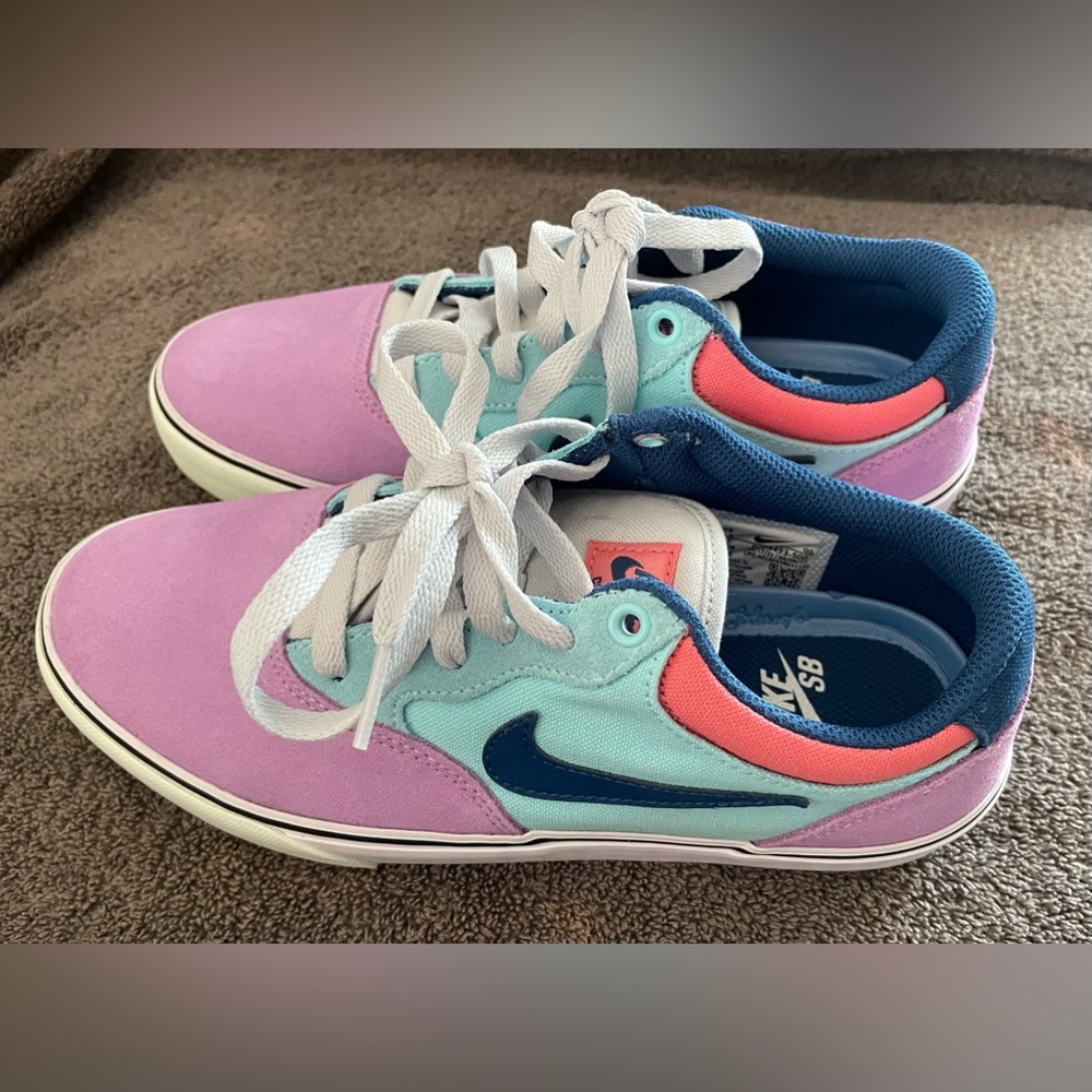 Nike Canvas Sneaker: Men’s 5.5/ Women’s 7